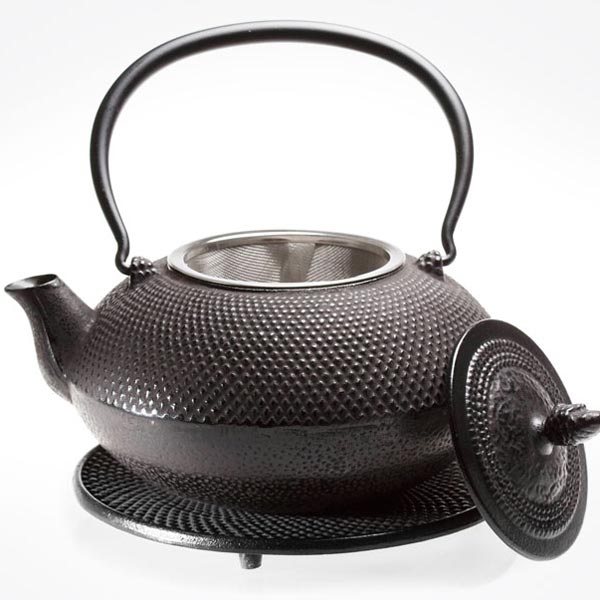 Cast iron tea pot 40oz, black w/matching trivet
